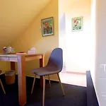 Hotel Triskele Haus - Oekologisches Gaestehaus Der Heilstaette Strelitz