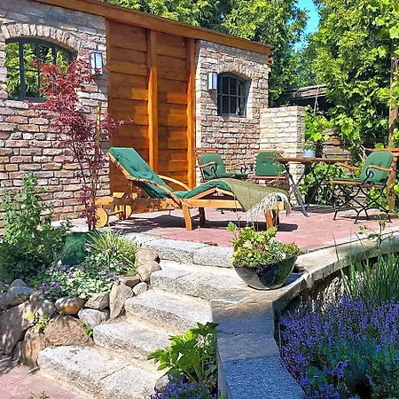 Triskele Haus - Oekologisches Gaestehaus Der Heilstaette Strelitz * نوستريليتز