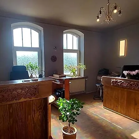 فندق Triskele Haus - Oekologisches Gaestehaus Der Heilstaette Strelitz نوستريليتز
